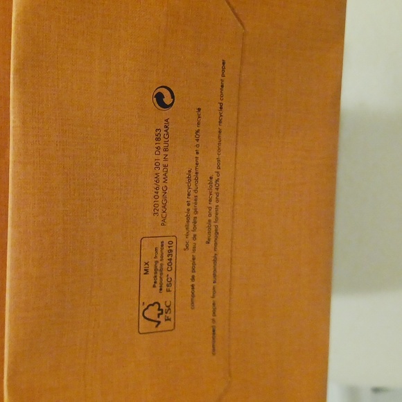 Louis Vuitton - Picture 3 of 5